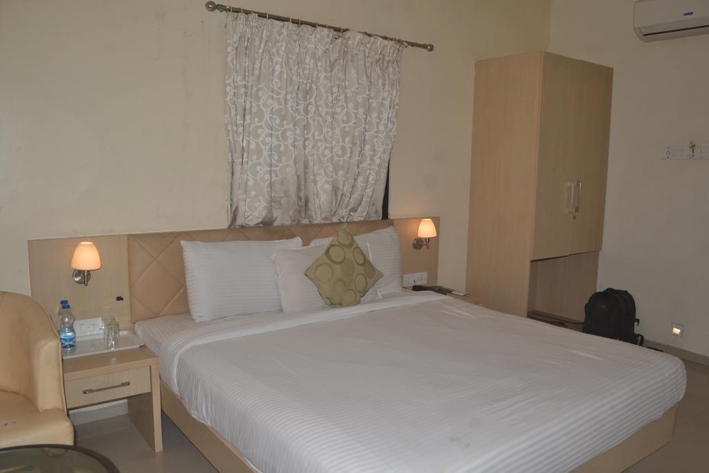 Hotel United 21 Retreat, Lonavala Esterno foto