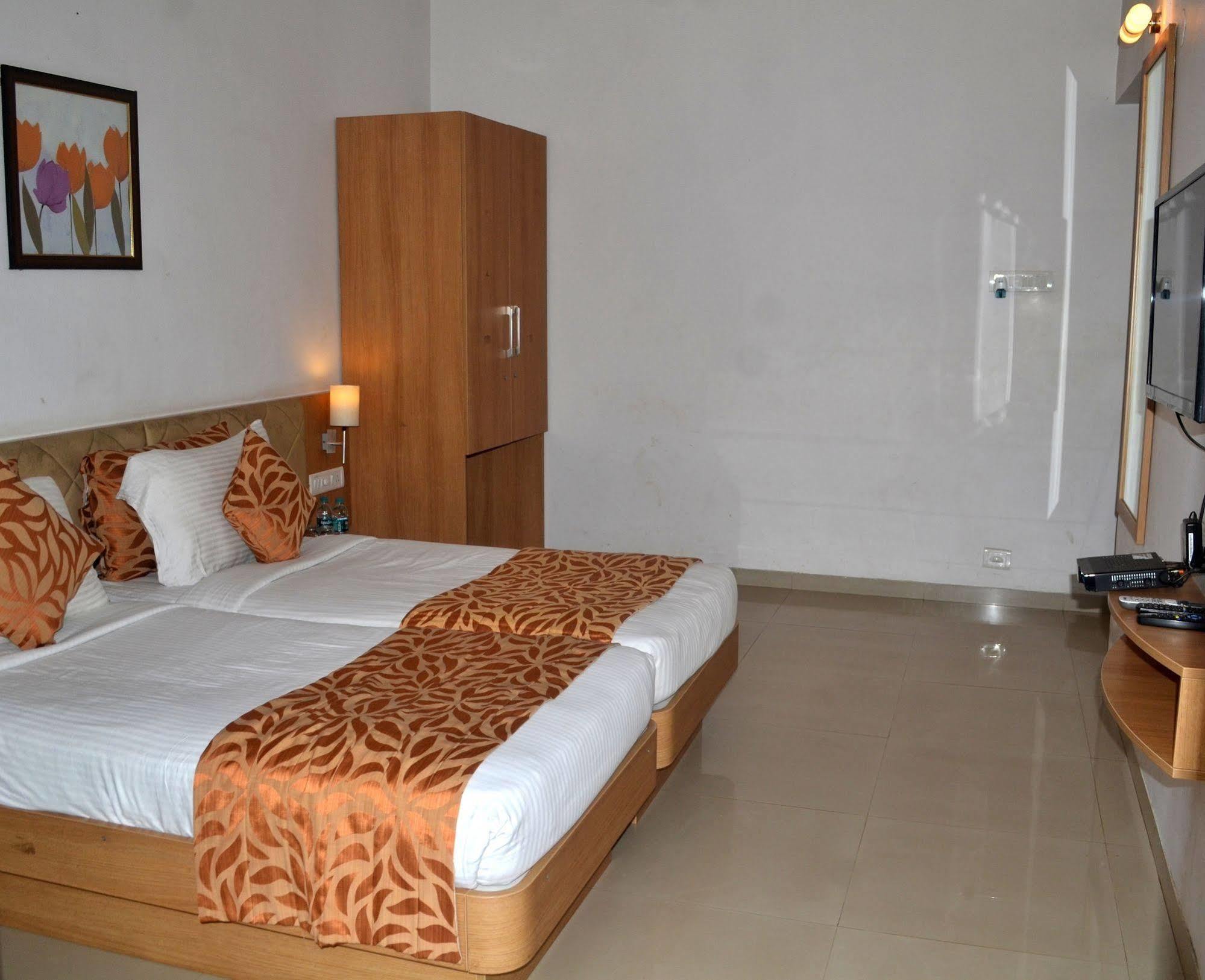 Hotel United 21 Retreat, Lonavala Esterno foto