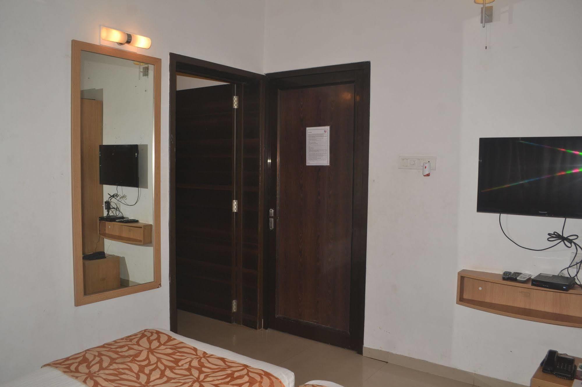 Hotel United 21 Retreat, Lonavala Esterno foto
