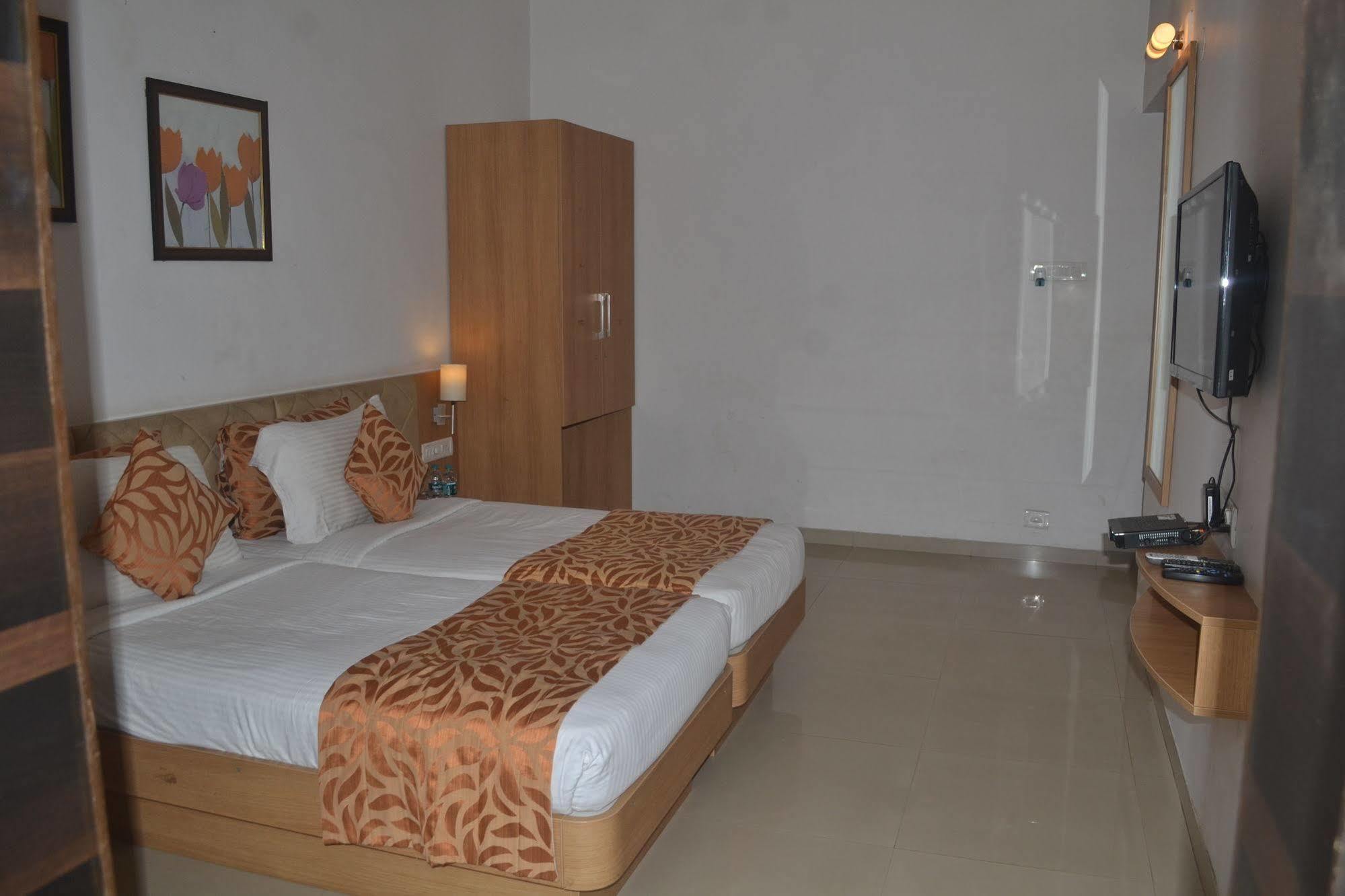 Hotel United 21 Retreat, Lonavala Esterno foto